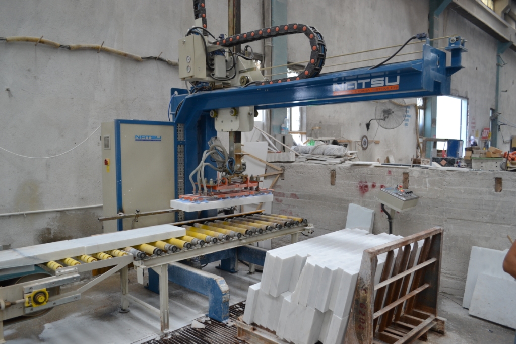Block cutting machine cutting machine automatic loading pallets with forklift upright or horizontally aligned is placed in front of the strip. the operator of the working element the location of the stone to the panel (vertically/horizontally) and the height is sufficient to write and vacate